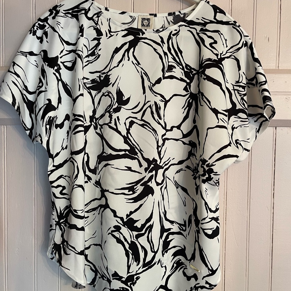 4. NWT Anne Klein Black and White Boxy Short Sleeve Blouse
